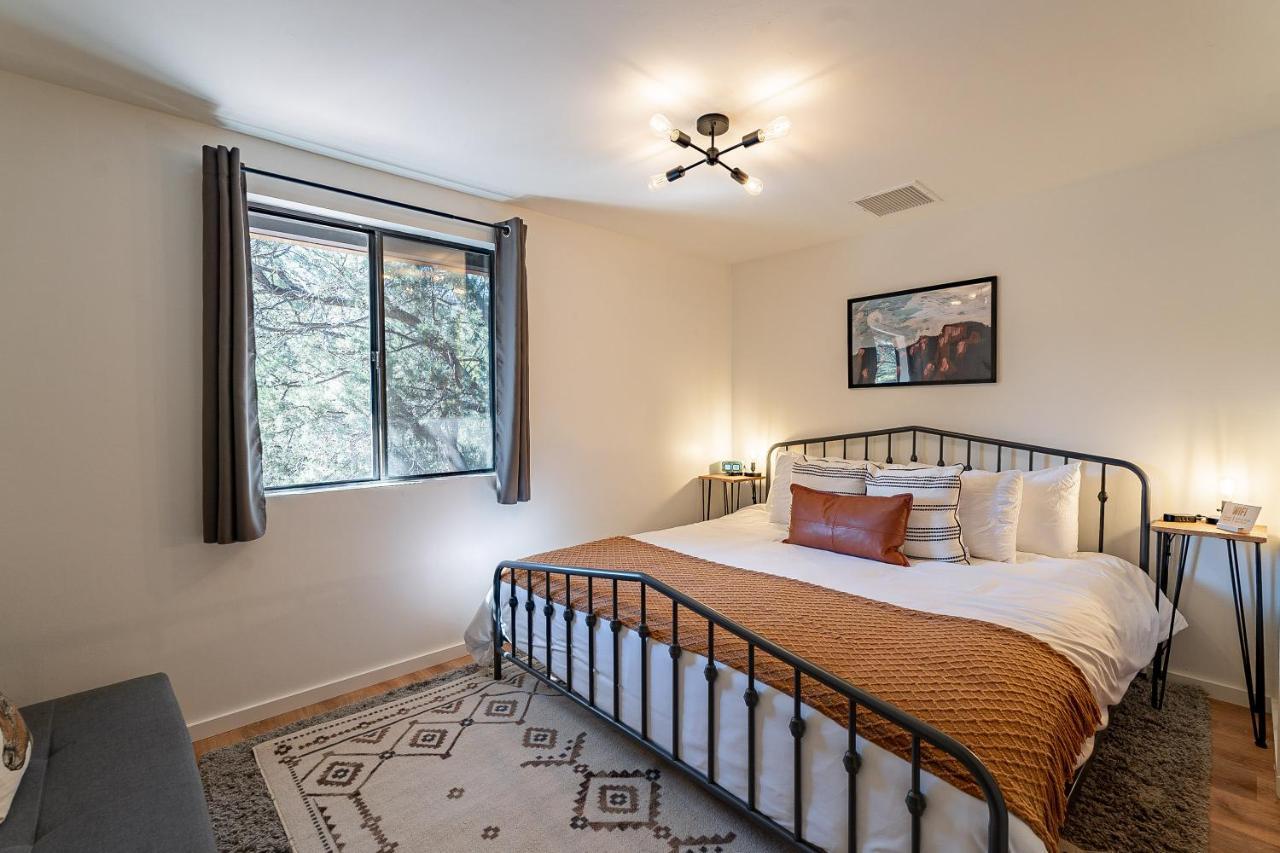 The Pine House - Cozy Mid-Century Modern, Pet-Friendly Villa Екстериор снимка