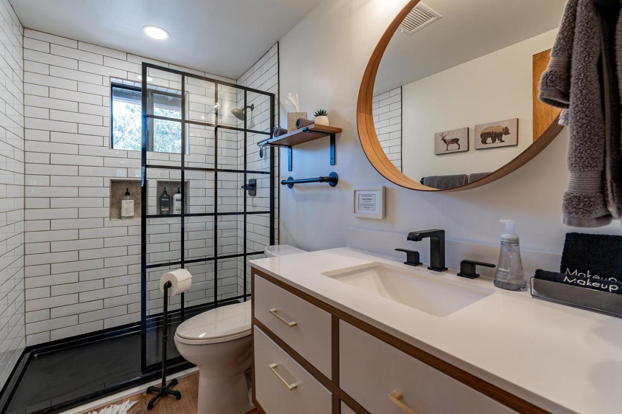 The Pine House - Cozy Mid-Century Modern, Pet-Friendly Villa Екстериор снимка
